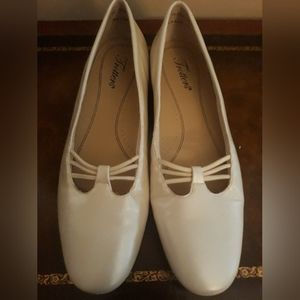 Trotters Cream Leather Flats NWOT Size 9N